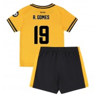 Camisa de Futebol Wolves Rodrigo Gomes #19 Equipamento Principal Infantil 2024-25 Manga Curta (+ Calças curtas)